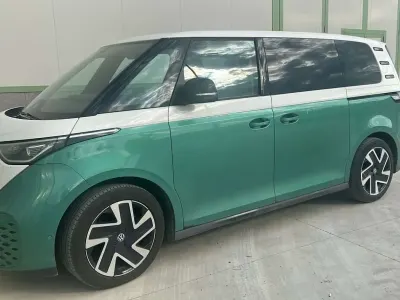 Begagnad VW ID. Buzz Pro 150 kW (204 HK) 2023 Grön Minibuss