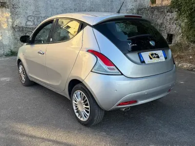 Usata Lancia Ypsilon Gold 69 CV (50 kW) 2016 Grigio Utilitaria