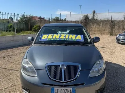 Usado Lancia Ypsilon 69 HP (50 kW) 2011 Cinzento Citadino