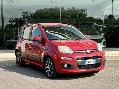Usata Fiat Panda Lounge 75 CV (55 kW) 2012 Rosso Utilitaria
