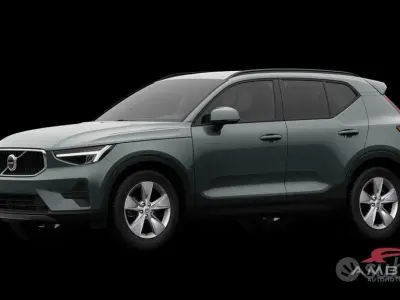 Neu Volvo XC40 Core 163 PS (119 kW) 2026 Grün SUV