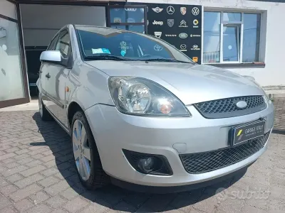 Usata Ford Fiesta Titanium 75 CV (55 kW) 2006 Grigio Utilitaria