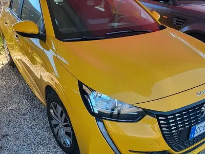Usata Peugeot 208 Active 75 CV (55 kW) 2021 Giallo Utilitaria