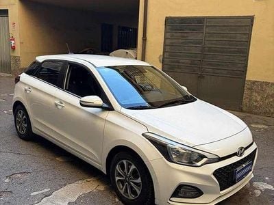 Usata Hyundai i20 75 CV (55 kW) 2020 Bianco pastello Berlina