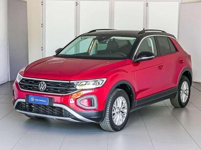 Usata VW T-Roc Life 110 CV (80 kW) 2023 Kings red metallizzato nero SUV