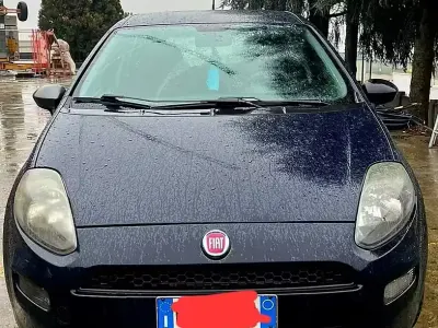 Usata Fiat Punto Young 77 CV (56 kW) 2014 Blu Utilitaria