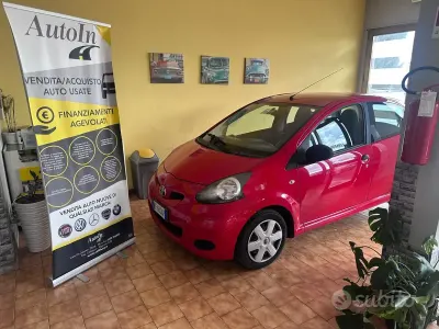 Usado Toyota Aygo 68 HP (50 kW) 2010 Vermelho Citadino