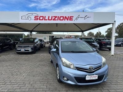 Usata Toyota Yaris Lounge 90 CV (66 kW) 2012 Blu Berlina