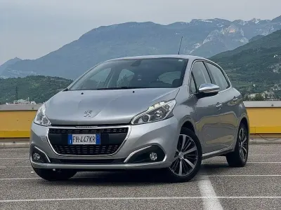 Usata Peugeot 208 Allure 75 CV (55 kW) 2017 Grigio Utilitaria
