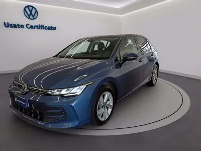 Usata VW Golf VIII Life 116 CV (85 kW) 2024 Anemone blu metalizzato Berlina