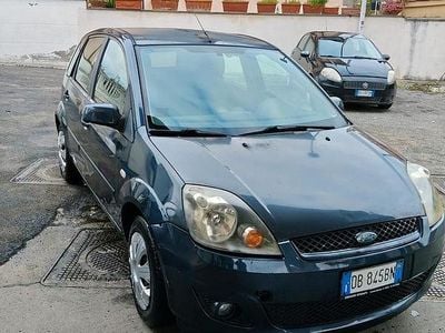 Usado Ford Fiesta Ghia 75 HP (55 kW) 2007 Cinzento Citadino