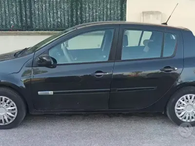 Usata Renault Clio III 75 CV (55 kW) 2010 Nero Utilitaria