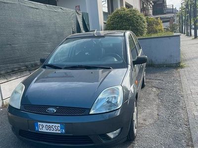 Begagnad Ford Fiesta 75 HK (55 kW) 2004 Grå Halvkombi