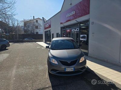 Usata Lancia Ypsilon Gold 69 CV (50 kW) 2016 Grigio Utilitaria