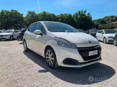Usata Peugeot 208 Active 100 CV (73 kW) 2018 Bianco Utilitaria