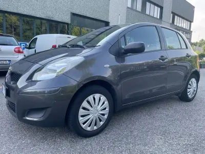 Usata Toyota Yaris 69 CV (50 kW) 2011 Grigio Utilitaria