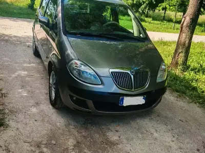 Usata Lancia Musa 69 CV (50 kW) 2007 Grigio Monovolume