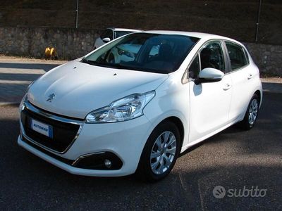Usata Peugeot 208 Active 102 CV (75 kW) 2018 Bianco Utilitaria
