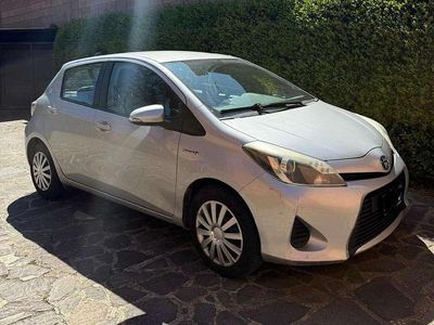 Usata Toyota Yaris Hybrid Lounge+ 75 CV (55 kW) 2014 Argento Berlina