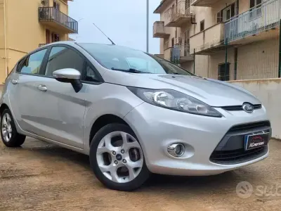 Usata Ford Fiesta Titanium 70 CV (51 kW) 2012 Grigio Berlina