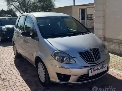 Begagnad Lancia Musa Gold 95 HK (69 kW) 2011 Grå Minibuss