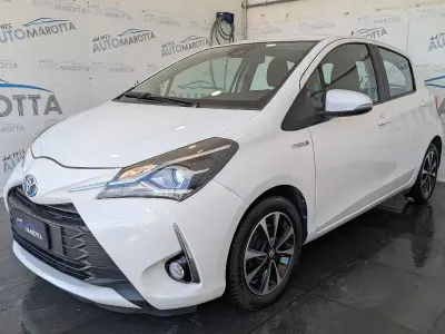 Usata Toyota Yaris Hybrid Active 73 CV (53 kW) 2018 Bianco Berlina