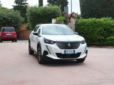 Usata Peugeot 2008 Allure 131 CV (96 kW) 2023 Bianco SUV