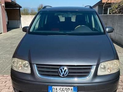 Begagnad VW Touran 2006 Grå Minibuss