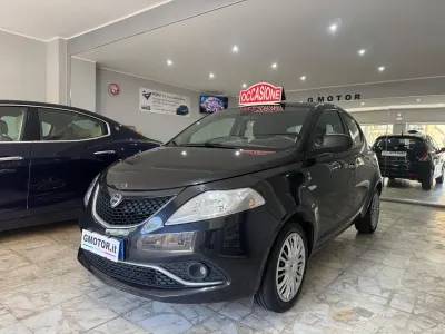 Usado Lancia Ypsilon Silver 95 HP (69 kW) 2016 Preto Citadino
