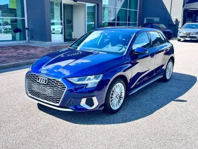 Käytetty Audi A3 Advanced 150 HP (110 kW) 2022 Sininen Sedan