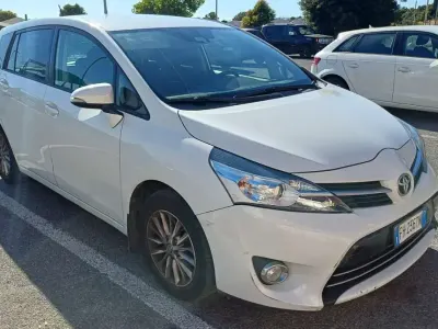Usata Toyota Verso Active 132 CV (97 kW) 2017 Bianco Monovolume