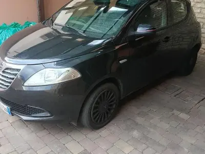 Usata Lancia Ypsilon 69 CV (50 kW) 2013 Nero Utilitaria
