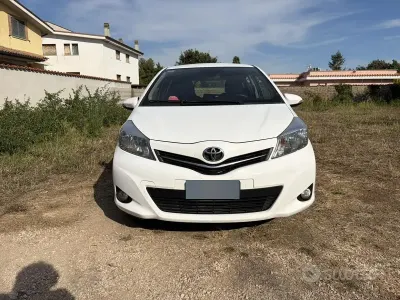 Usata Toyota Yaris Lounge 69 CV (50 kW) 2013 Bianco Utilitaria