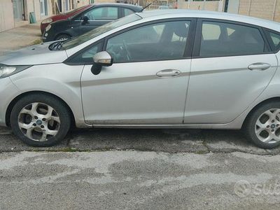 Usata Ford Fiesta Business Edition 69 CV (50 kW) 2012 Grigio Utilitaria