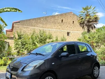 Usata Toyota Yaris Sol 69 CV (50 kW) 2010 Nero Utilitaria