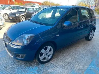 Usata Ford Fiesta Ghia 75 CV (55 kW) 2008 Blu Utilitaria