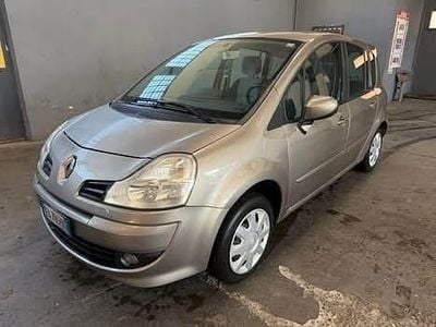 Käytetty Renault Modus Dynamique 75 HP (55 kW) 2010 Harmaa Tila-auto