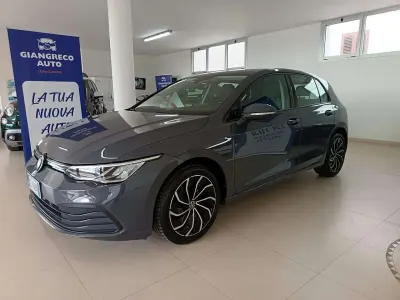 Usata VW Golf VIII Life 116 CV (85 kW) 2021 Grigio Berlina