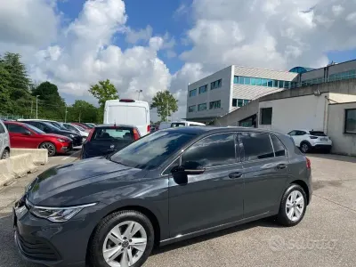 Usata VW Golf VIII Life 110 CV (80 kW) 2023 Grigio Berlina
