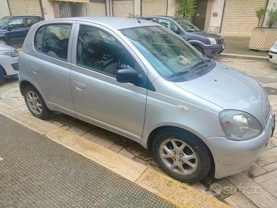 Usata Toyota Yaris 68 CV (50 kW) 2001 Grigio Berlina