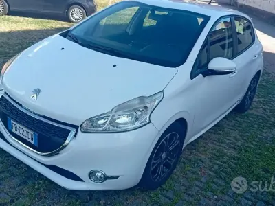 Usata Peugeot 208 91 CV (66 kW) 2015 Bianco Utilitaria