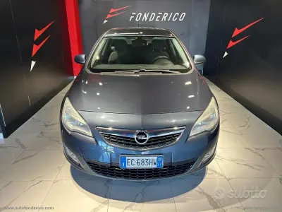 Usata Opel Astra Cosmo 100 CV (73 kW) 2010 Grigio Berlina