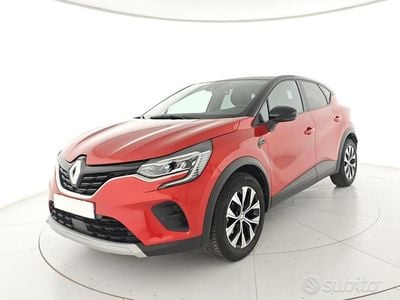 Usata Renault Captur Techno 100 CV (73 kW) 2023 Rosso SUV