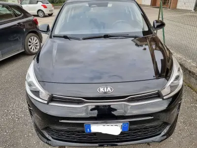 Usata Kia Rio Comfort 101 CV (74 kW) 2021 Nero Berlina
