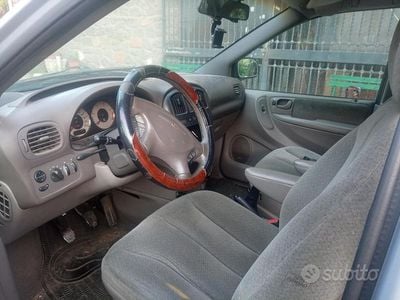 Usata Chrysler Grand Voyager 141 CV (103 kW) 2001 Grigio Monovolume