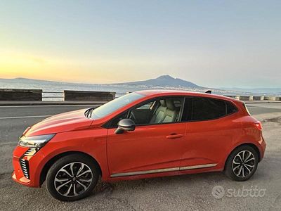 Usata Renault Clio V Techno 101 CV (74 kW) 2024 Arancione Utilitaria