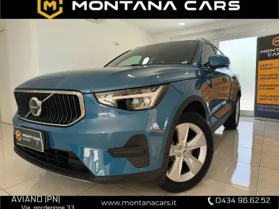 Usata Volvo XC40 Core 163 CV (119 kW) 2023 Fjord blue metallizzato SUV