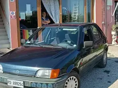Usata Ford Fiesta 49 CV (36 kW) 1992 Bluazzurro Utilitaria