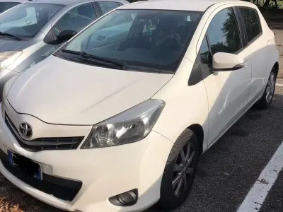 Usata Toyota Yaris Style 99 CV (72 kW) 2011 Bianco Utilitaria
