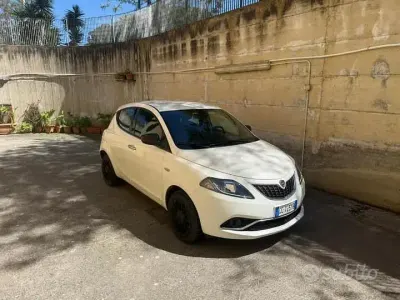 Usata Lancia Ypsilon 69 CV (50 kW) 2021 Bianco Utilitaria